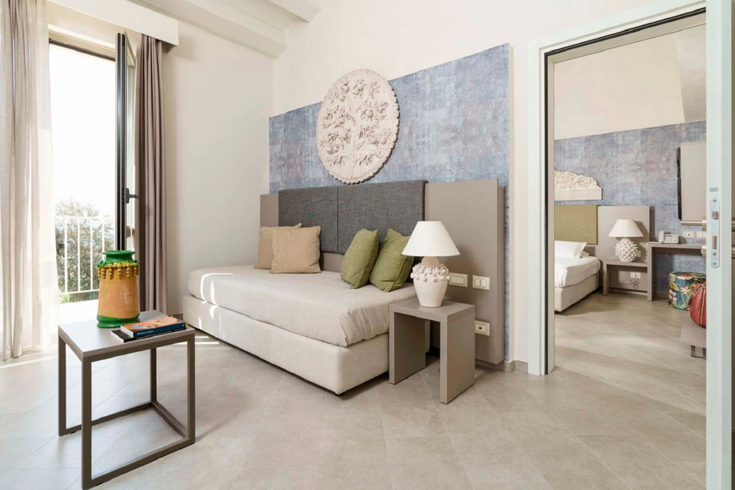 Salon w szarościach z akcentami granatu i oliwki od Marazzi